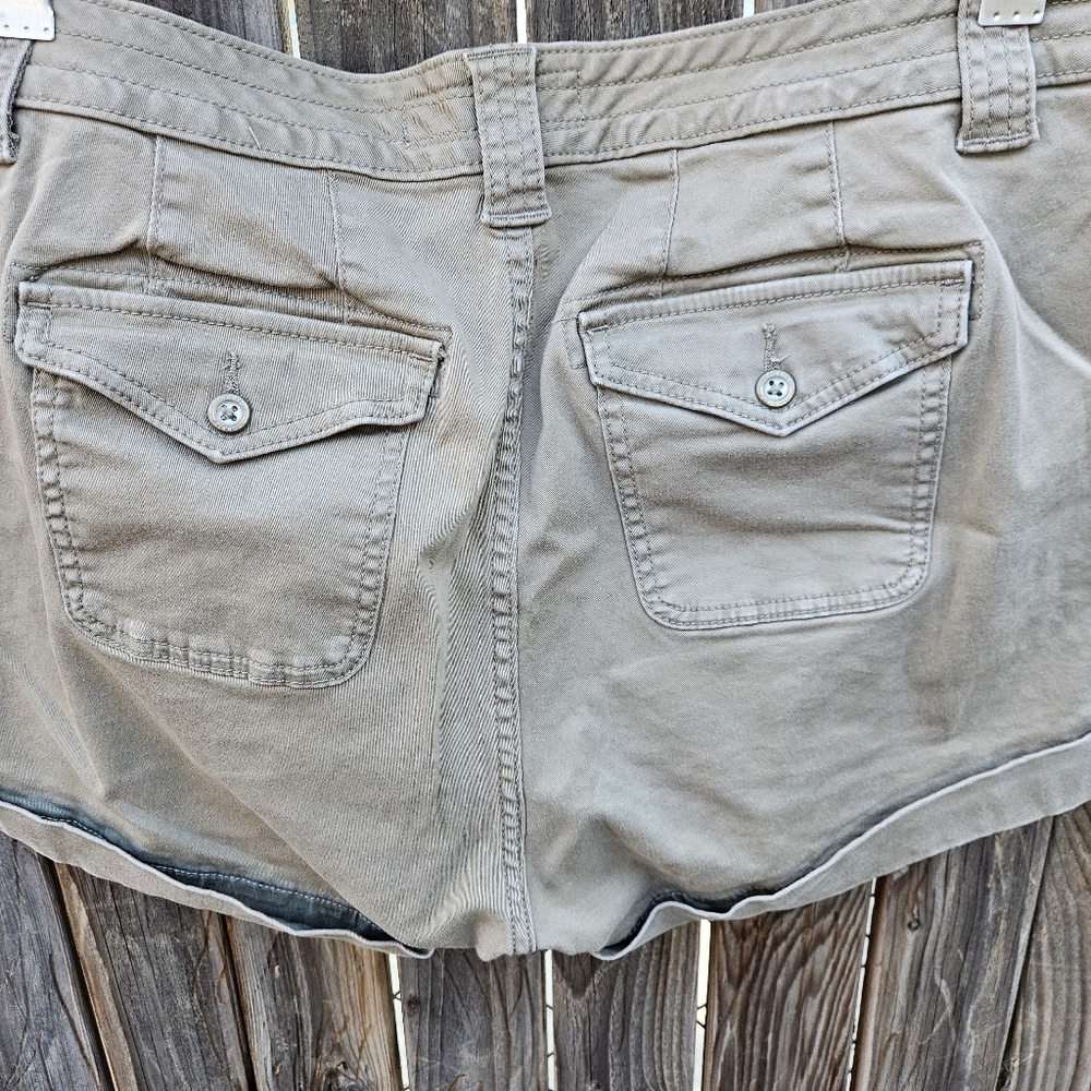 Torrid Women's Tan Shorts Size 18 - Picture 12 of 16